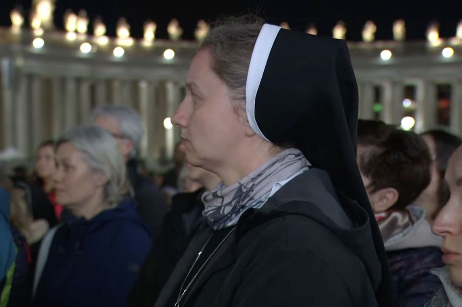 Fieles en la plaza de san Pedro para el rezo del rosario