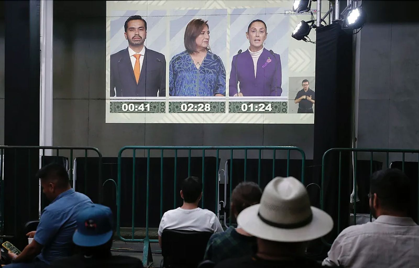 Un grupo de mexicanos sigue el debate entre los candidatos presidenciales