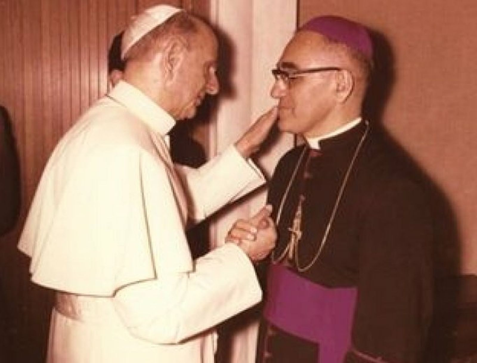 El Papa Pablo VI abraza al arzobispo Romero