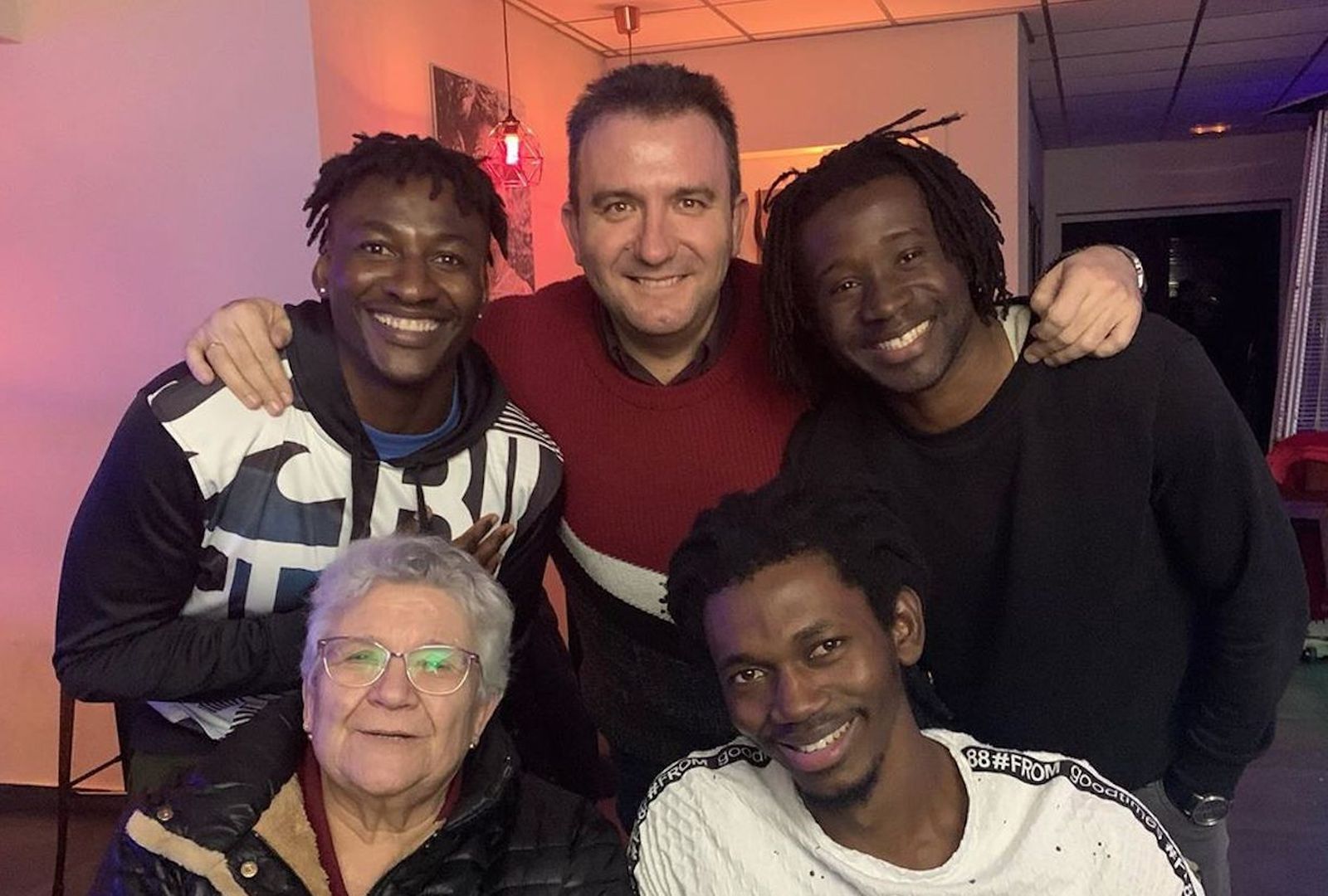 Luis Callejas (en el centro), director de La Merced Migraciones