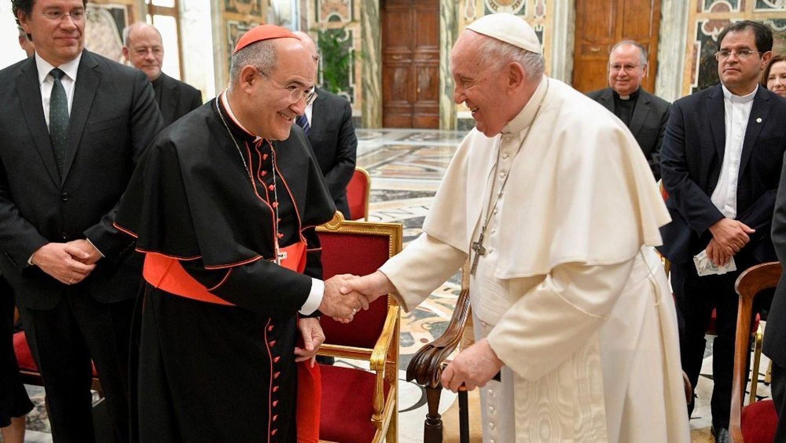 El Papa saluda al Cardenal Tolentino de Mendonça, Prefecto del Dicasterio para la Cultura y la Educación