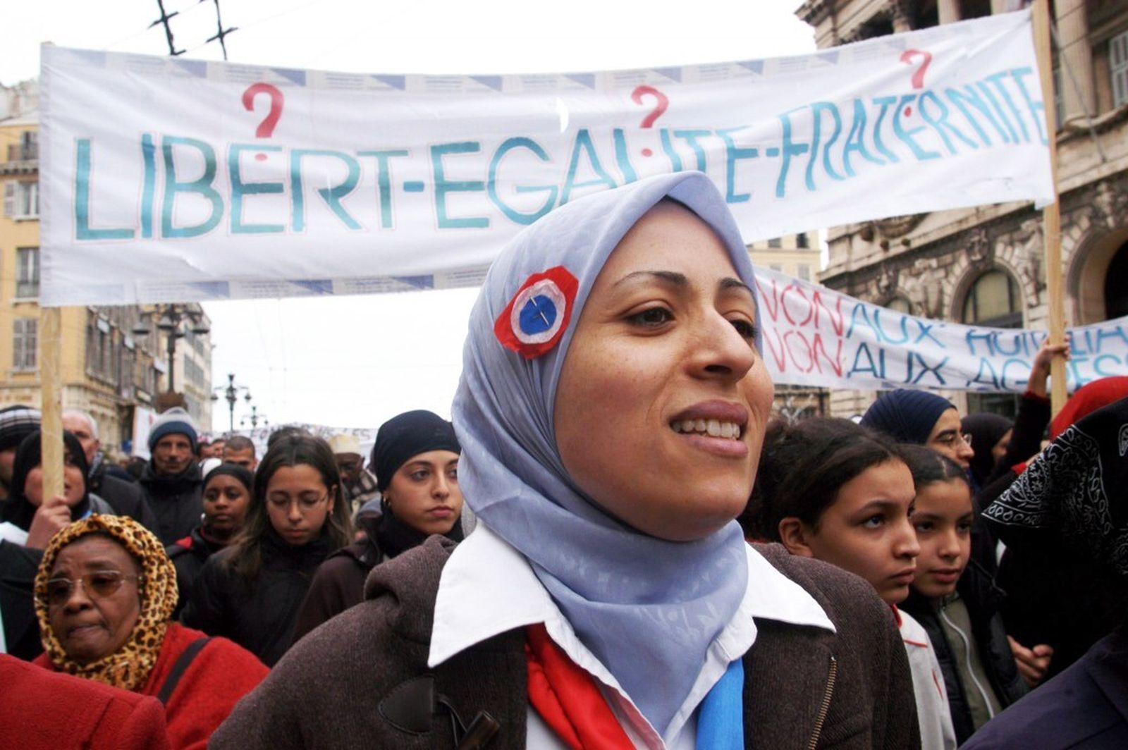 Una musulmana francesa se manifiesta contra la prohibición del hiyab