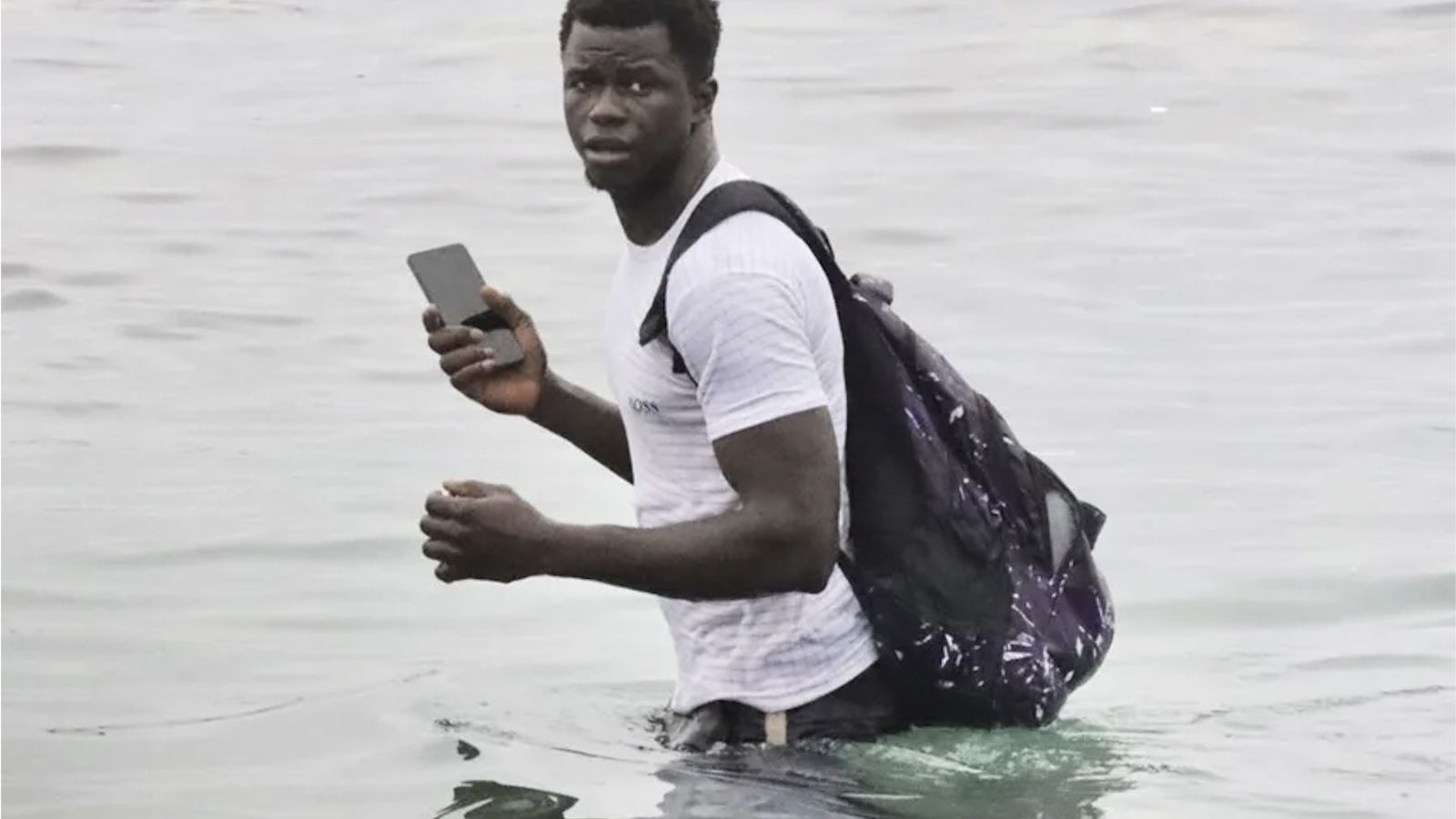 Un joven subsahariano intenta cruza a Ceuta desde Marruecos
