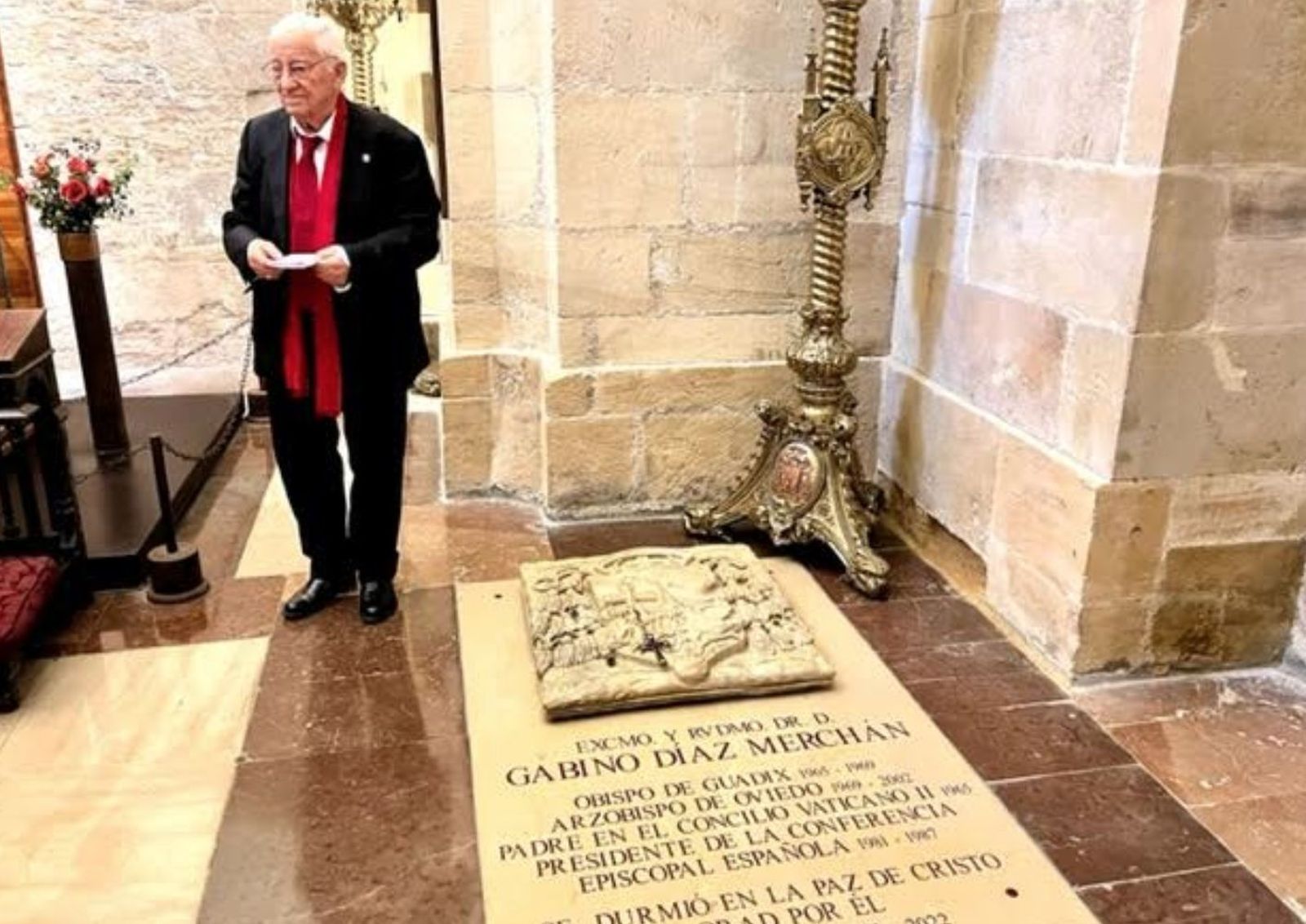 Padre Ángel ante la tumba de Don Gabino