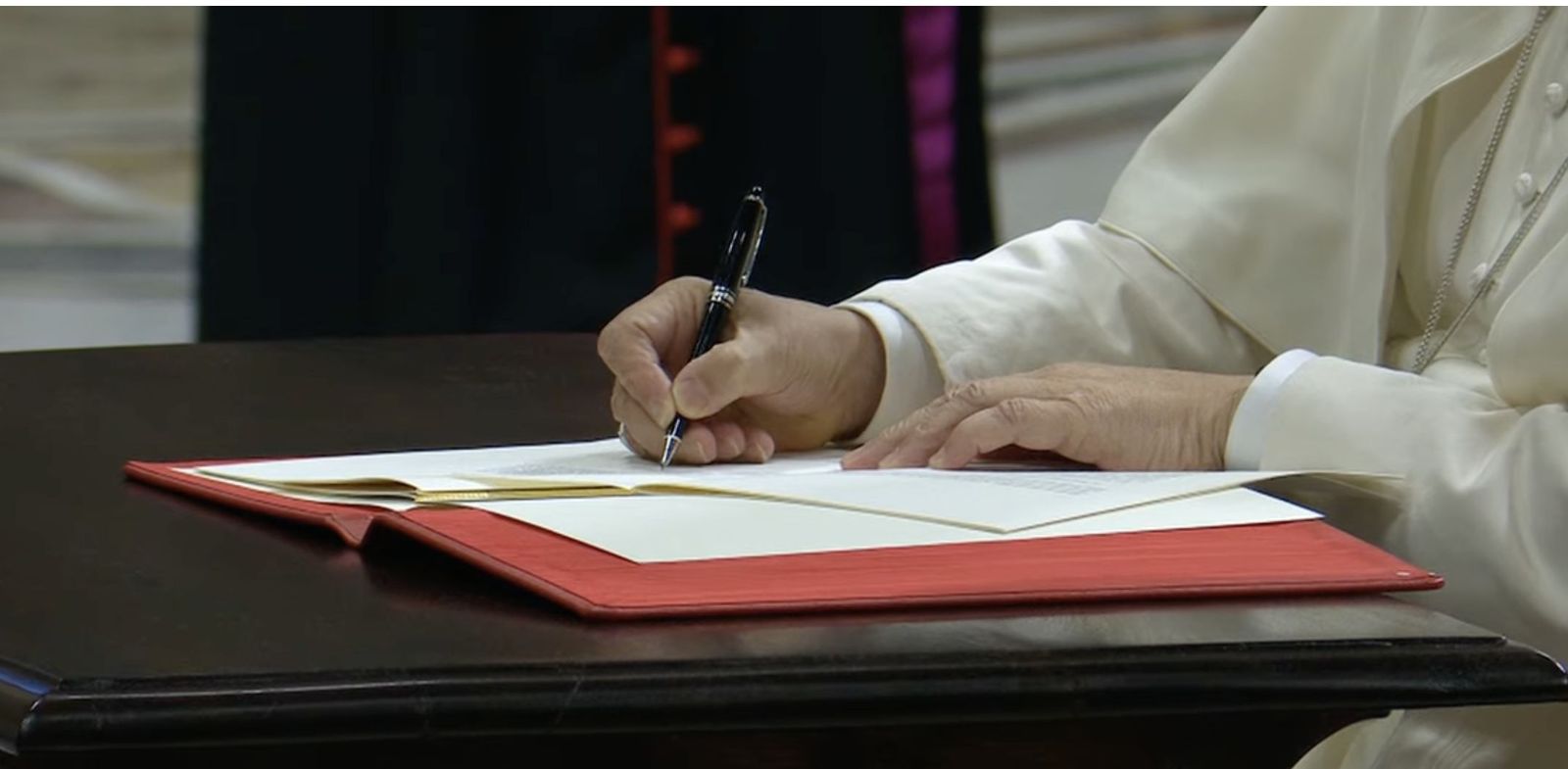 León XIV firma el documento