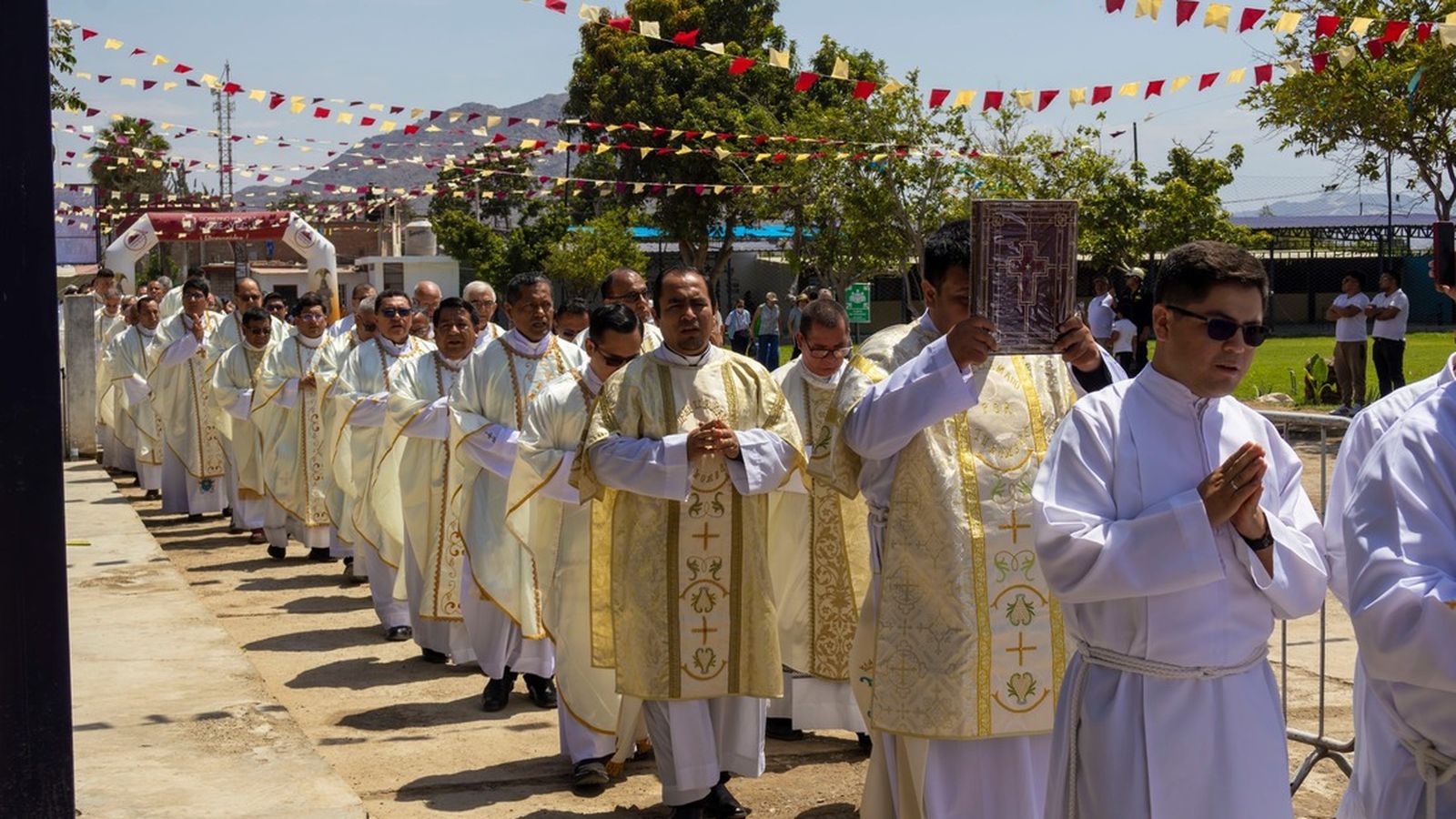 Sacerdotes de las diferentes jurisdicciones eclesiásticas de Perú participaron en la ceremonia