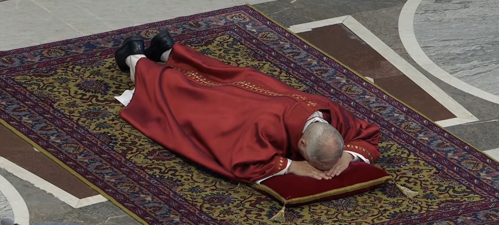 Prevost ora en el suelo al inicio de los oficios