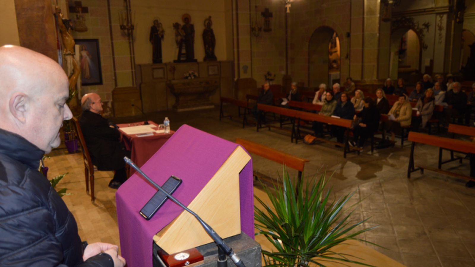 El obispo Conesa, en la iglesia de San Francisco de Asís de Tarragona.