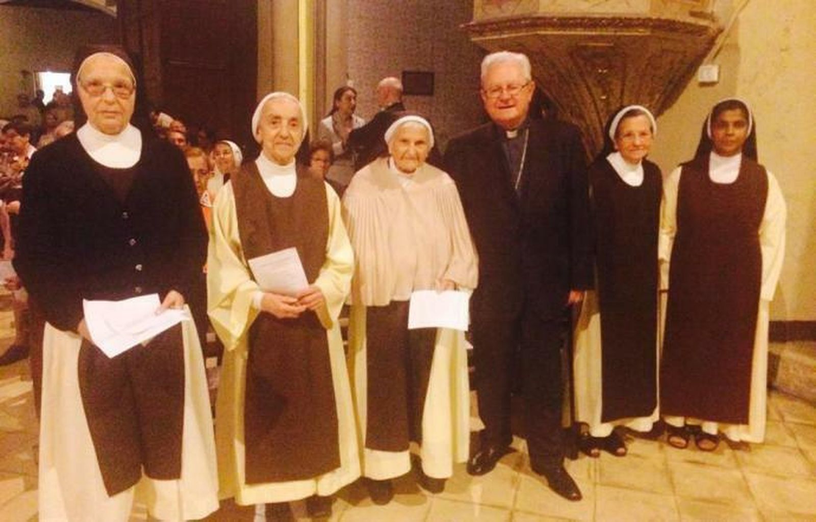 El entonces obispo de Mallorca, Javier Salinas, con las monjas jerónimas