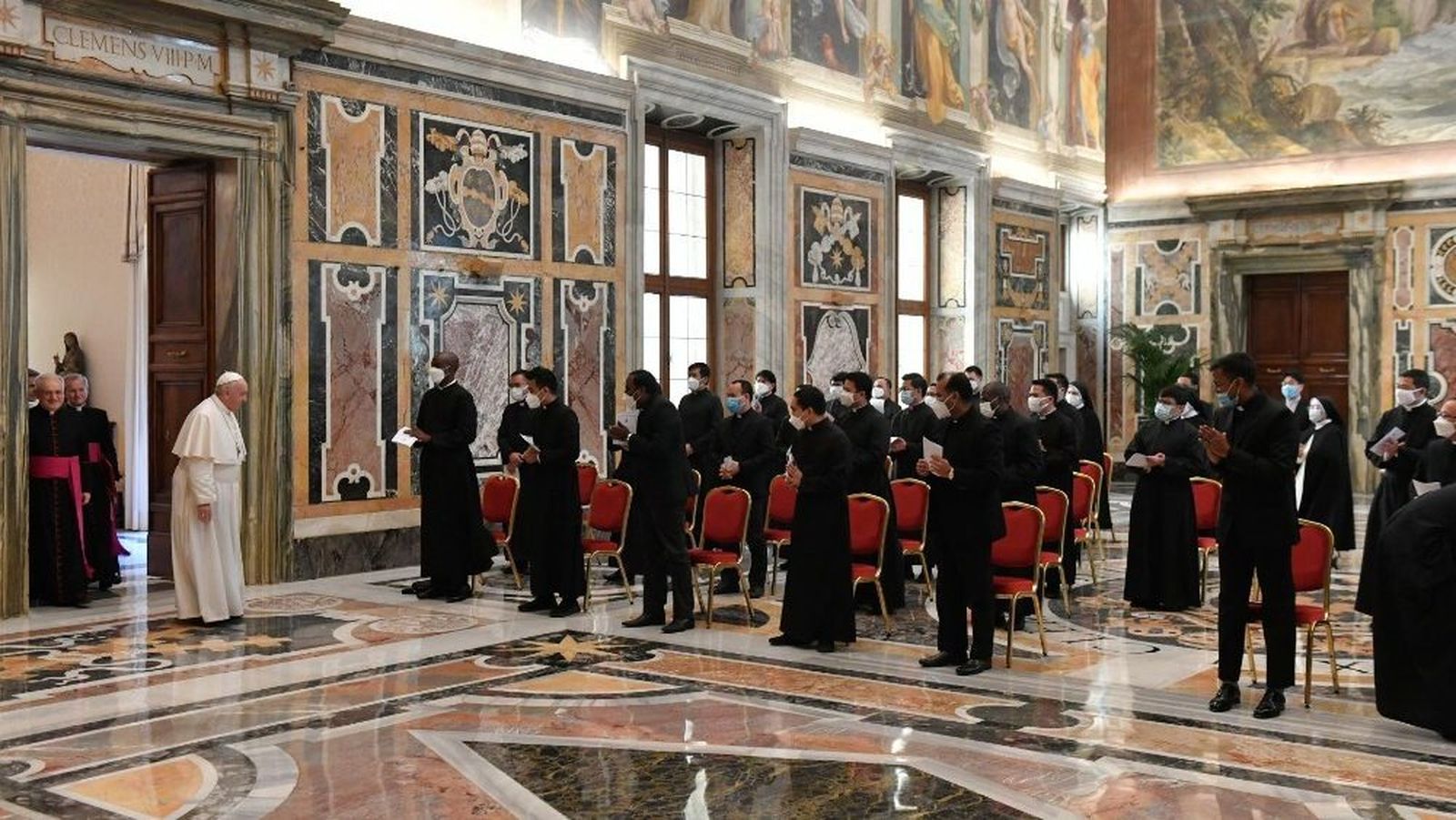 Francisco recibe a la comunidad del Pontificio Colegio Filipino