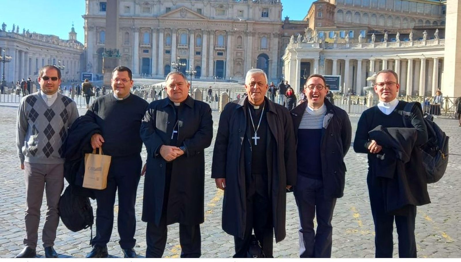 Rosendo Álvarez, junto a José Mazuelos y colaboradores, hoy en el Vaticano