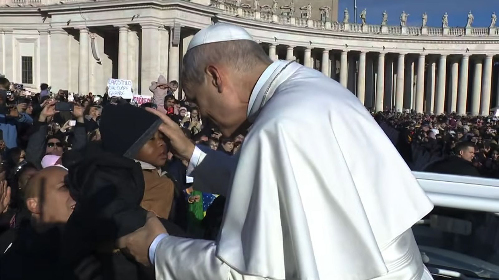 El Papa bendice a un bebé en la audiencia general