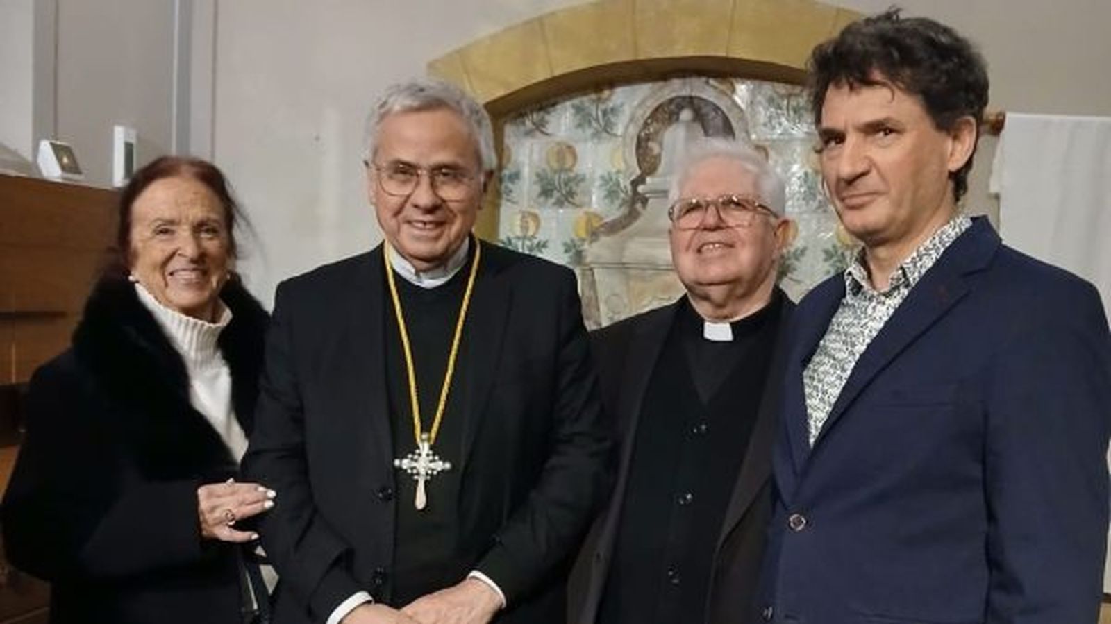 Joan Planellas, recibiendo la cruz pectoral.