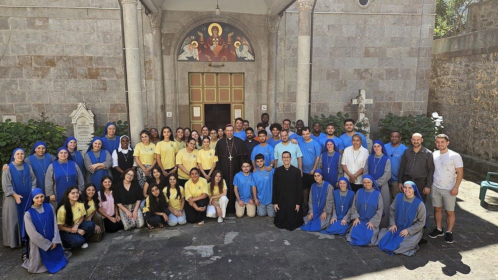 Antuan Ilgit con los jóvenes del Vicariato Apostólico de Anatolia