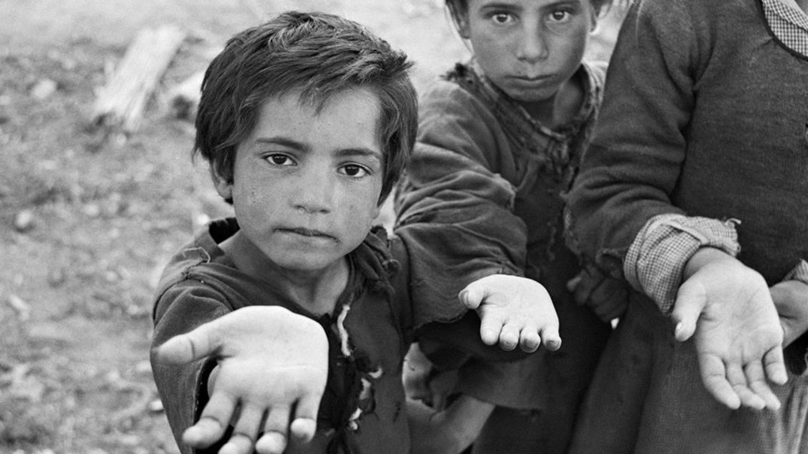 niños pidiendo limosna