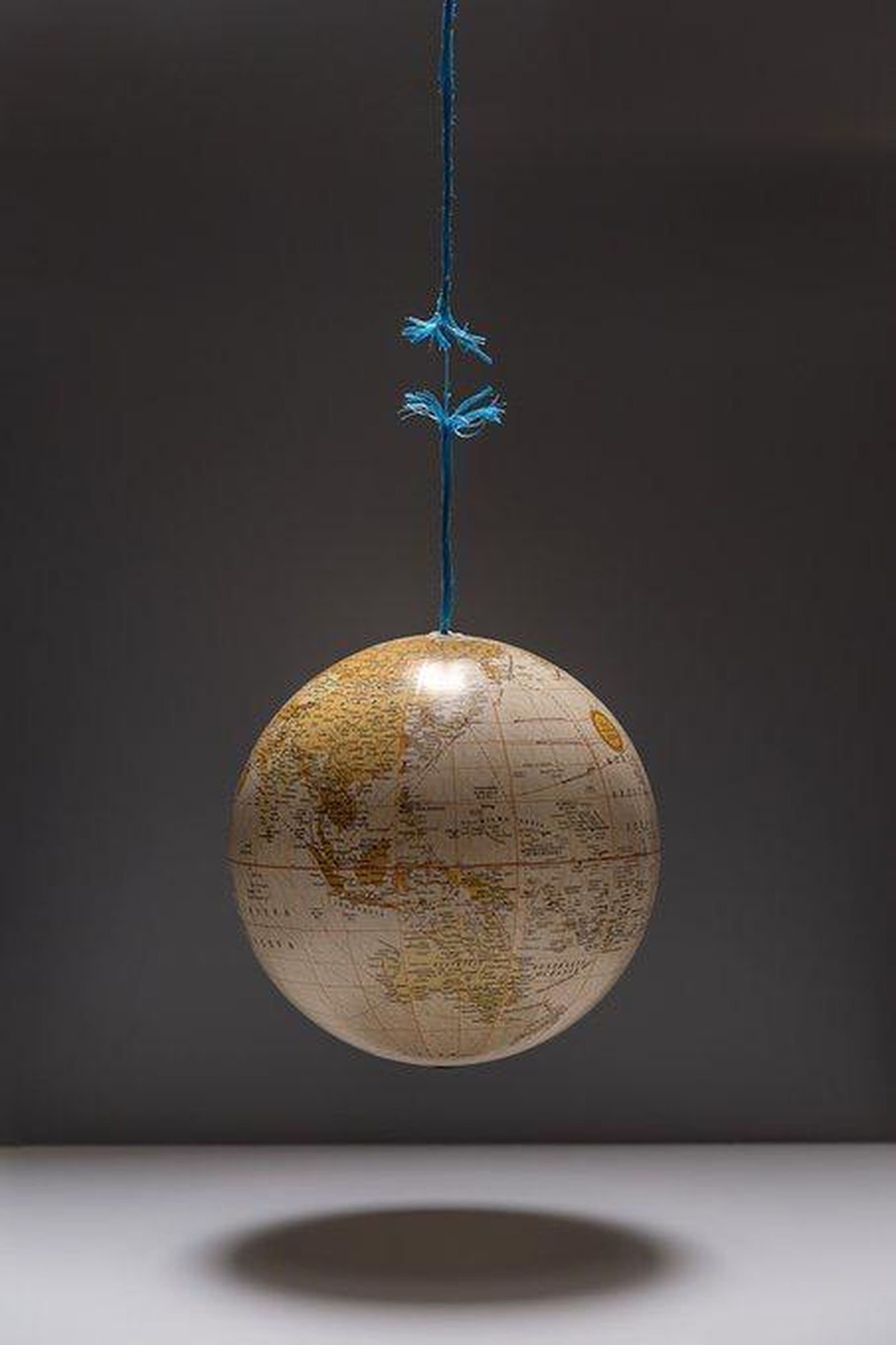 El mundo pende de un hilo