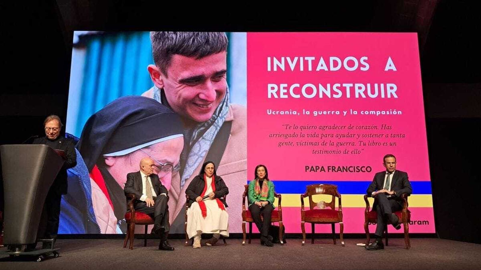 Margarita Robles, junto a sor Lucía Caram