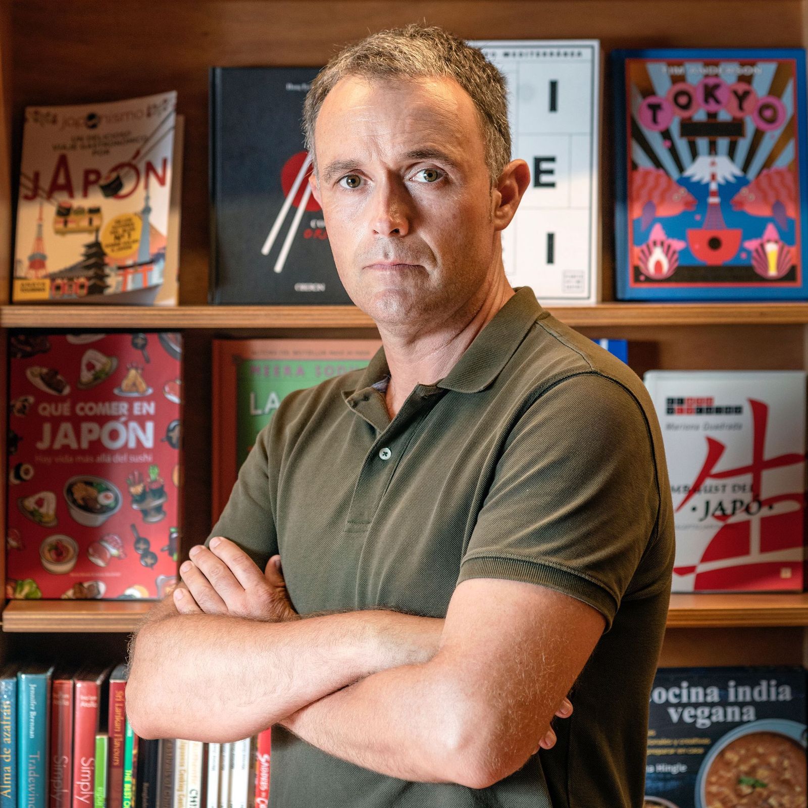 El reportero vasco estuvo firmando ejemplares de su libro en Altaïr.