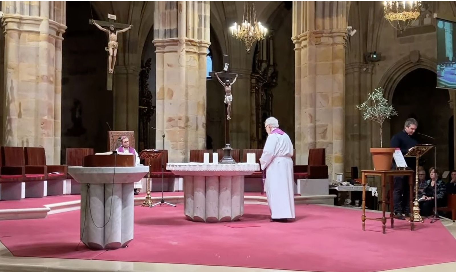 Josu coloca la vela encendida en el altar