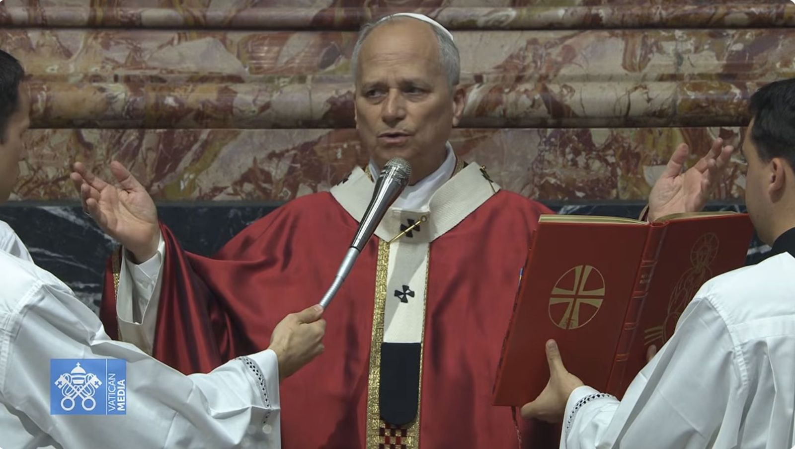 León XIV en la misa de difuntos por el papa Francisco