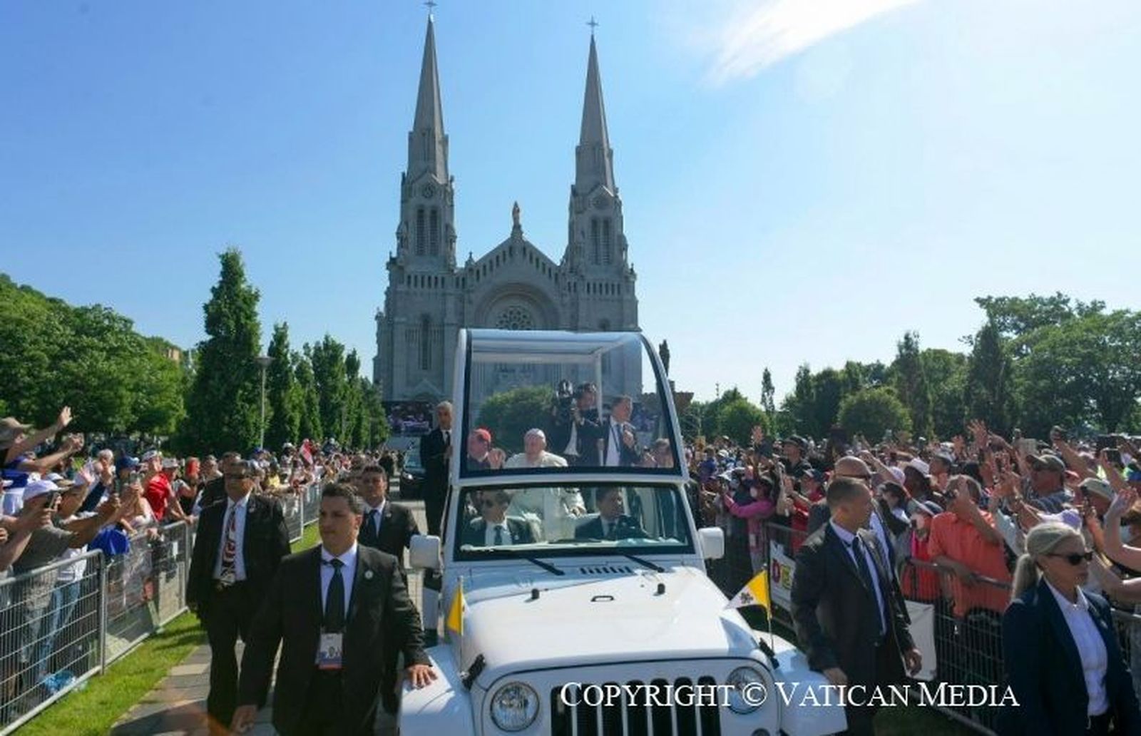 Francisco, entrando en la basílica