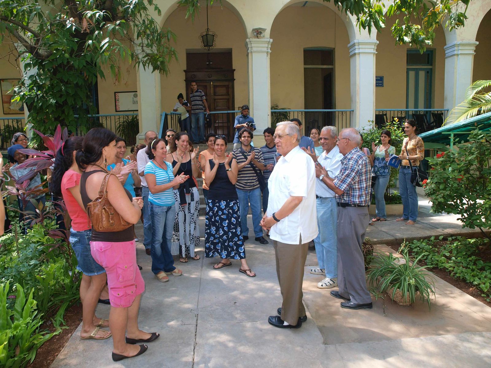 Fray Manuel, con alumnos suyos