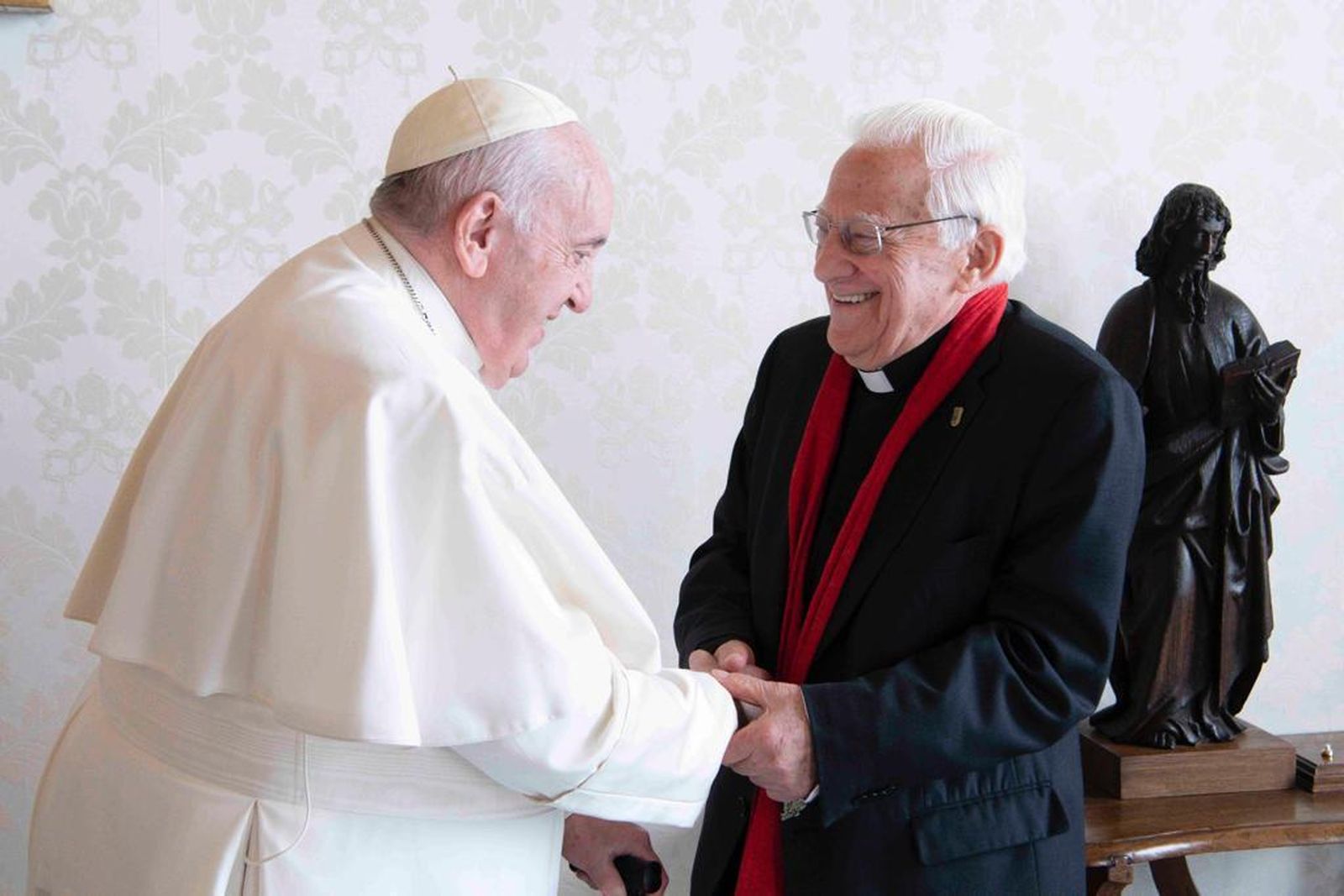 Francisco y el padre Ángel, en un gesto de complicidad