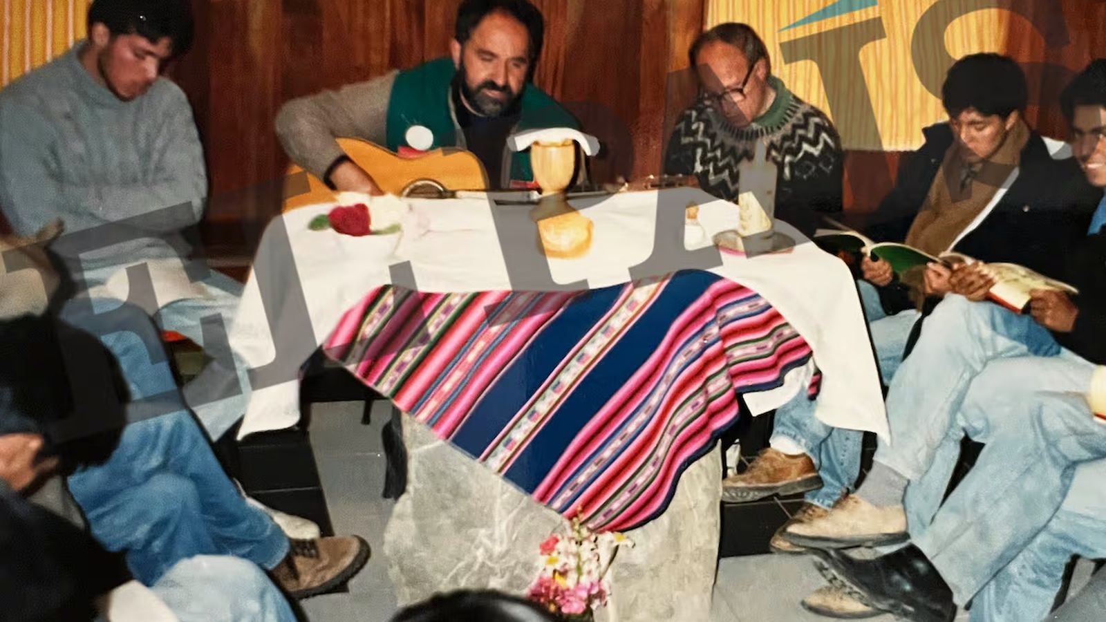 El pederasta español Alfonso Pedrajas, con una guitarra, junto al religioso condenado por abusos Luis Tó, a su izquierda.