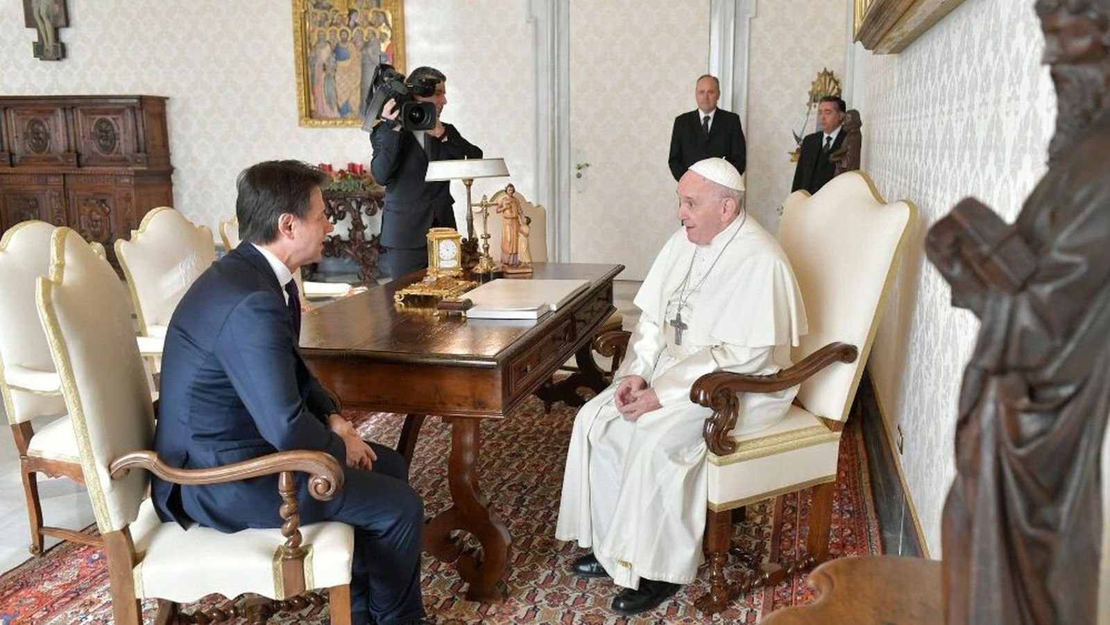 El Papa, con Conte
