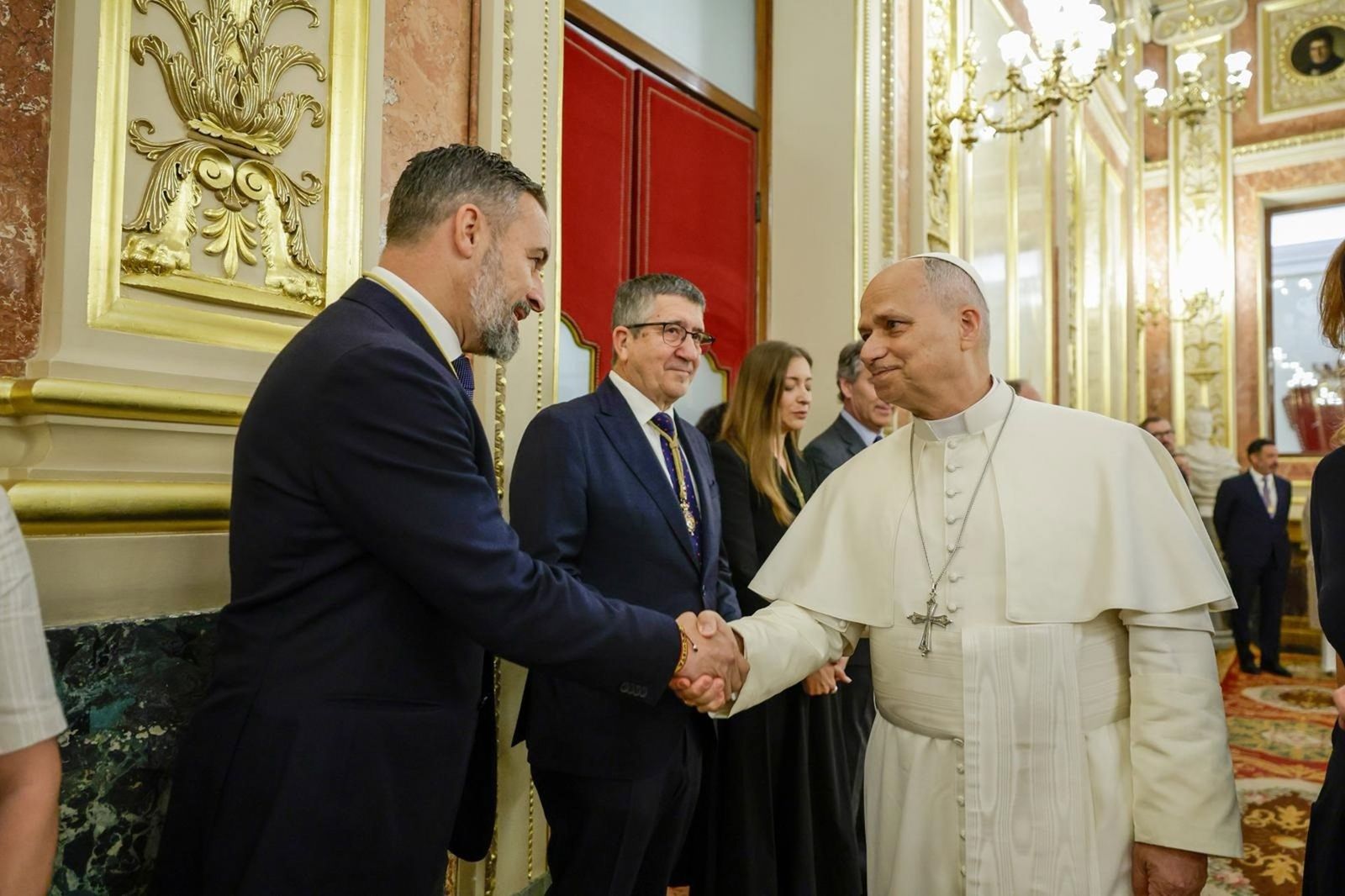 Abascal saluda al Papa en el Congreso
