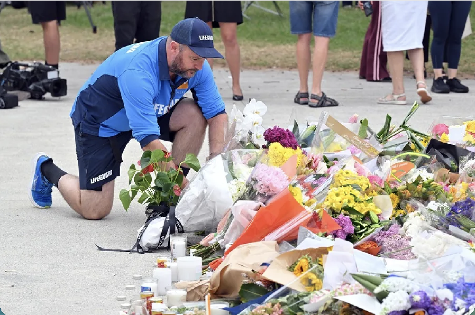 Un hombre deposita flores en recuerdo de las víctimas de Bondi Beach