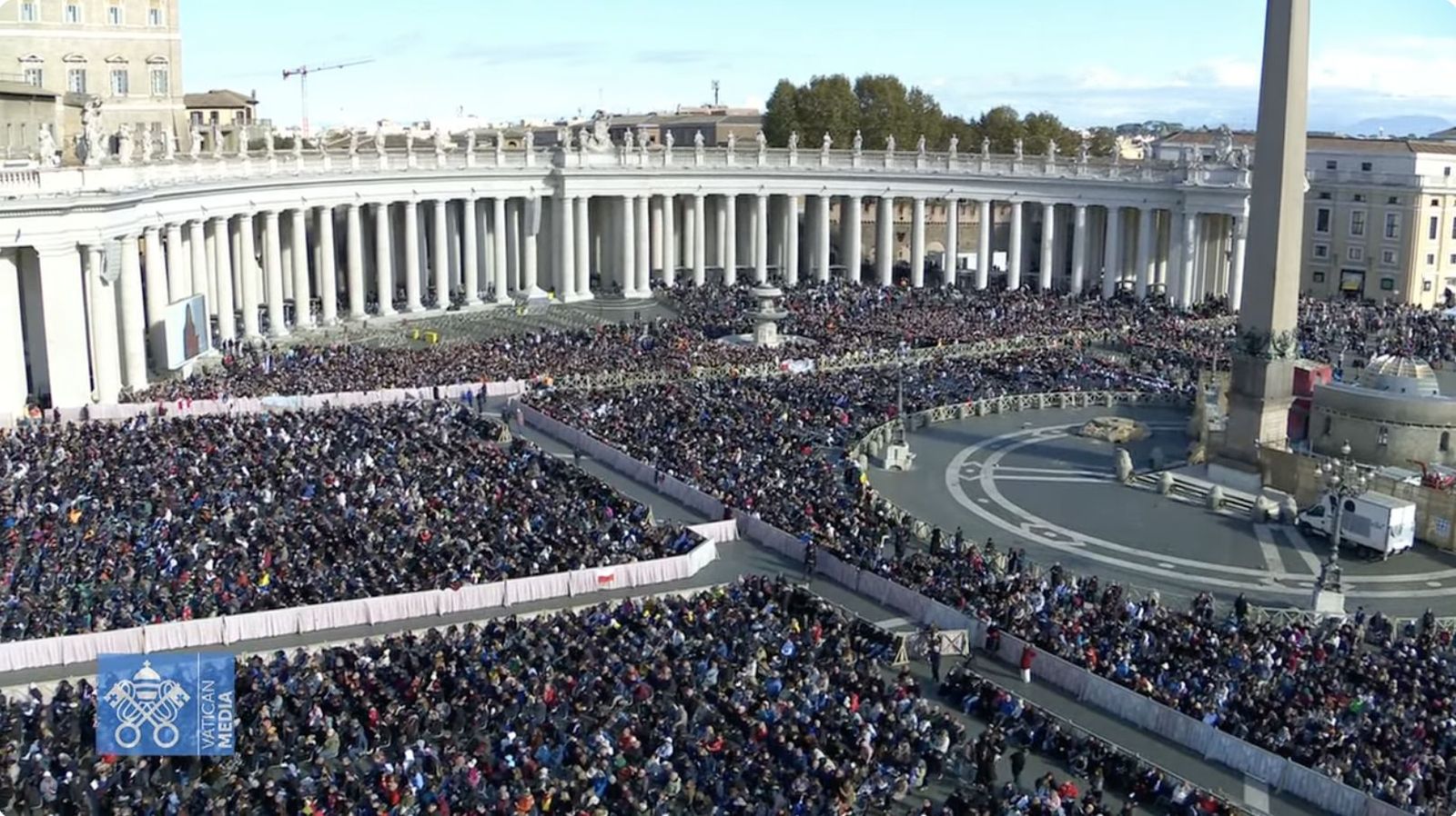 Fieles en la plaza de San Pedro