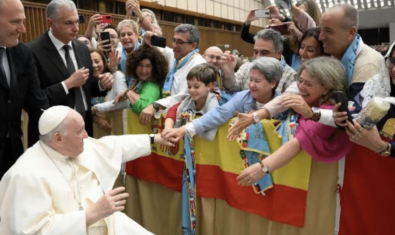 El papa Francisco saluda españoles