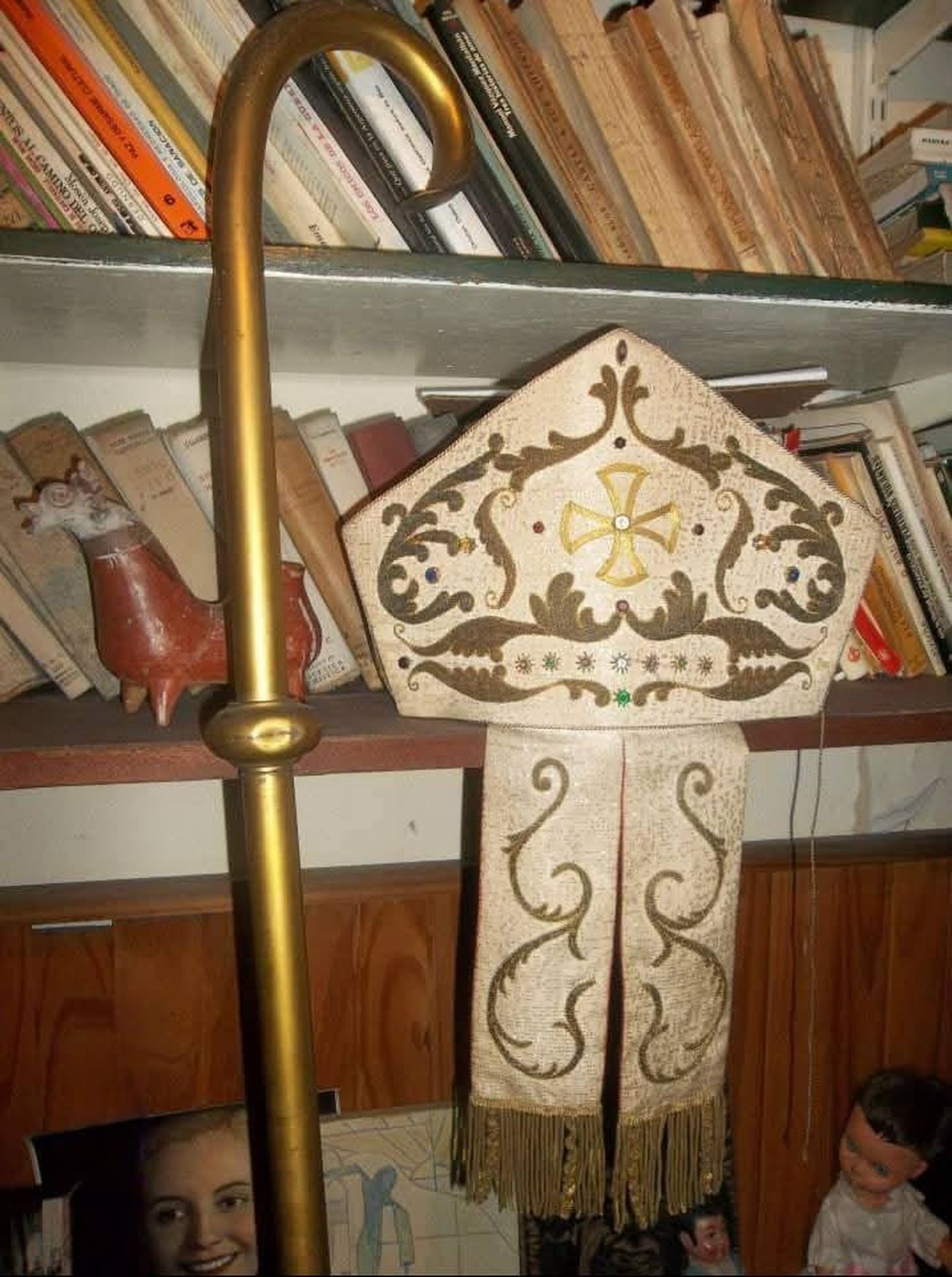 mitra y báculo de monseñor Podestá