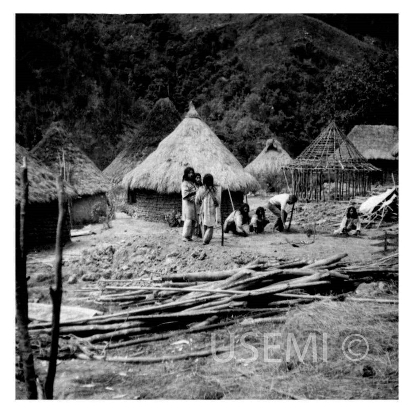 Noel Olaya ayuda a reconstruir la aldea kogui Maruámake