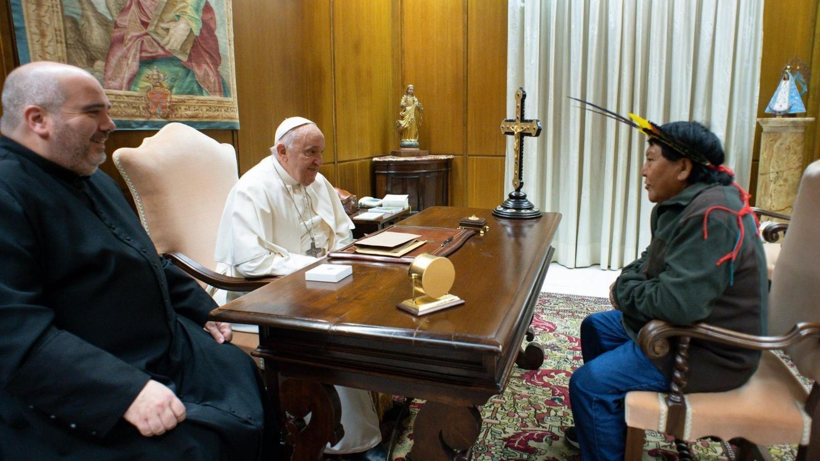 Francisco, con el líder yanomami