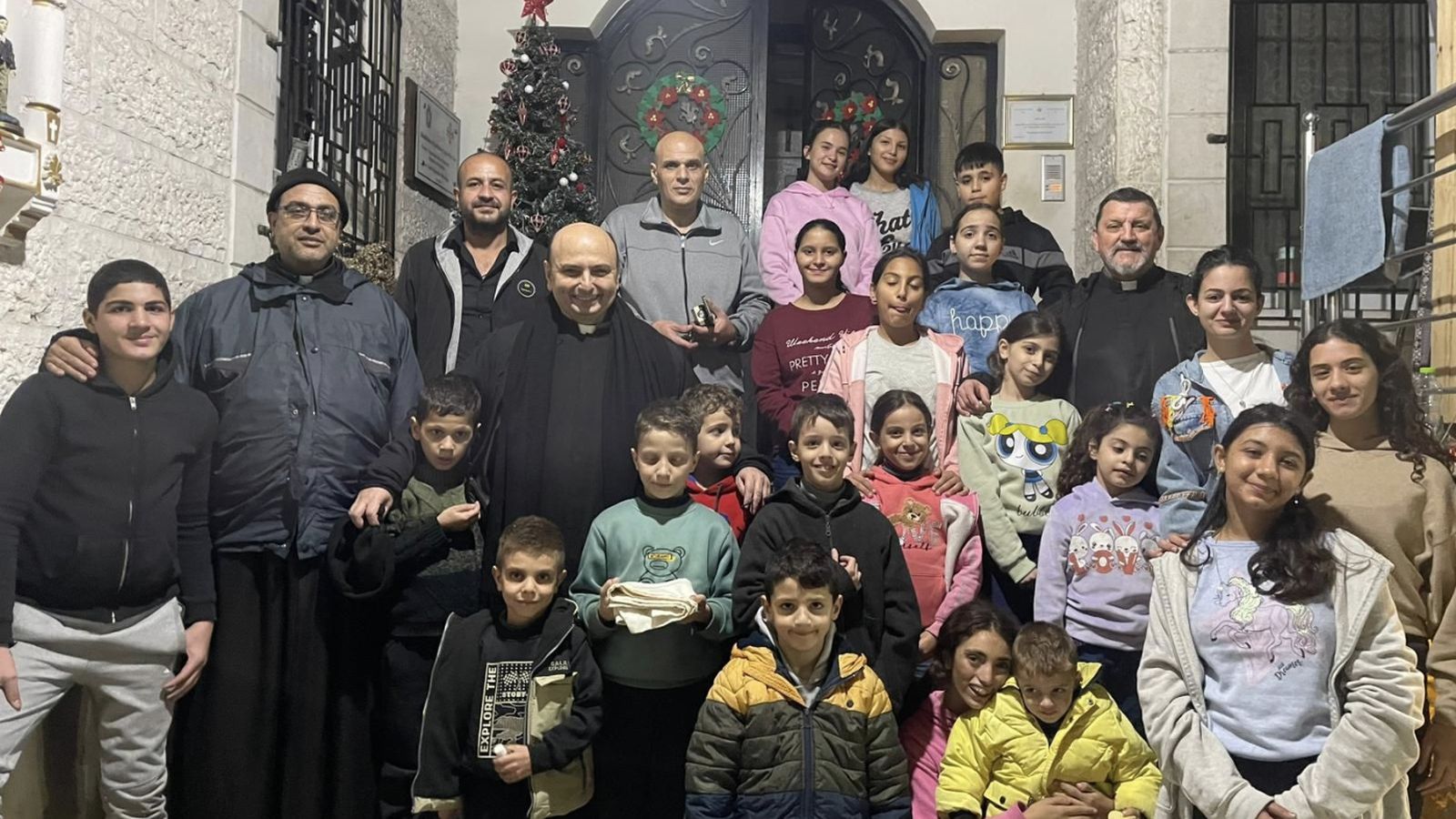 El P. Romanelli con feligreses de la parroquia de Gaza