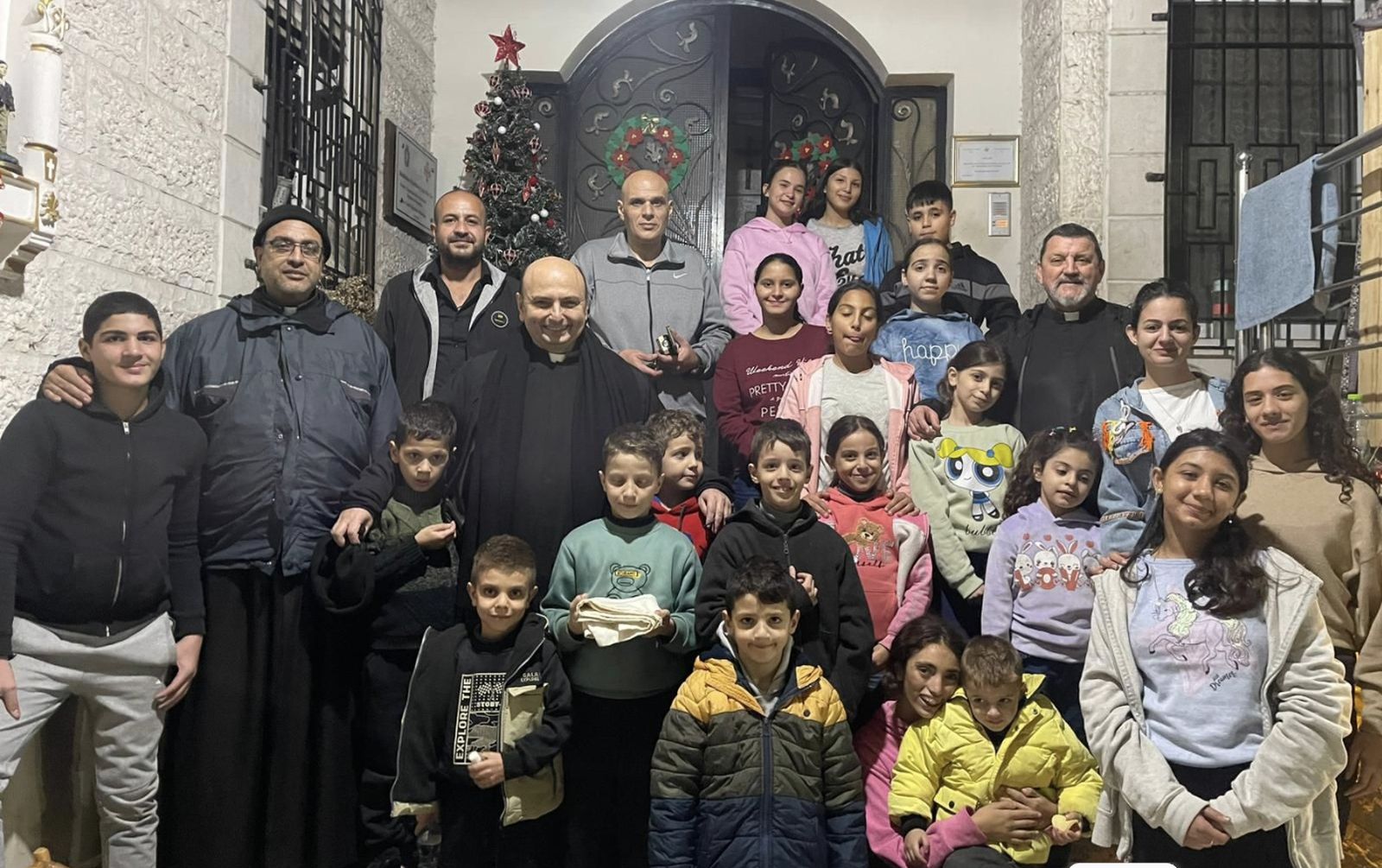 El P. Romanelli con feligreses de la parroquia de Gaza