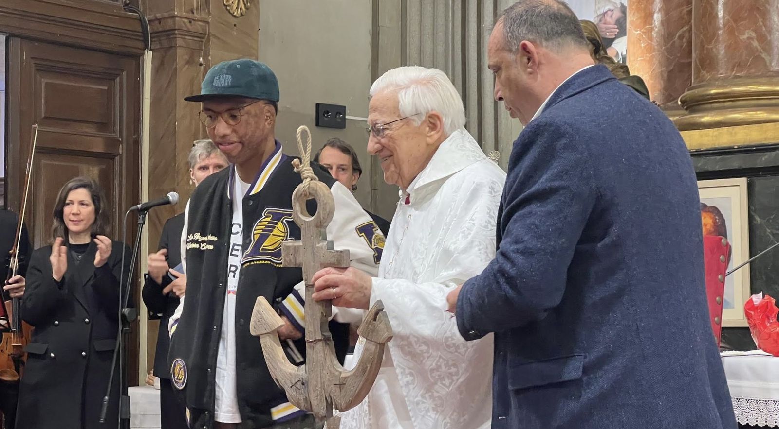 Josué, Kike y el ancla para el Padre Ángel