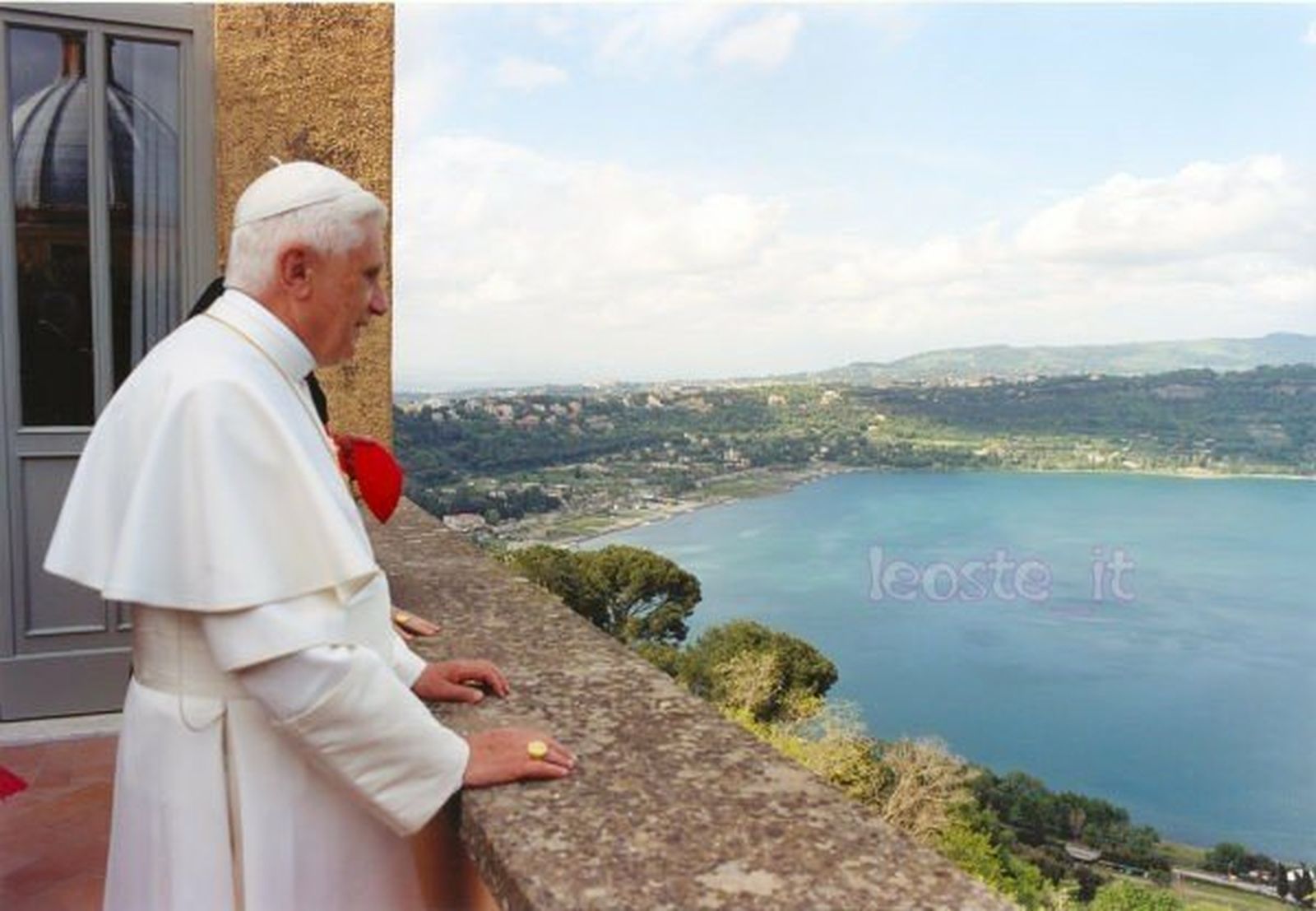 Benedicto en el palacio de Castel Gandolfo