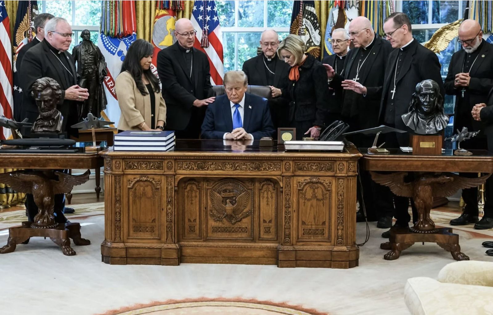 Obispos católicos rezan con Trump en la Casa Blanca
