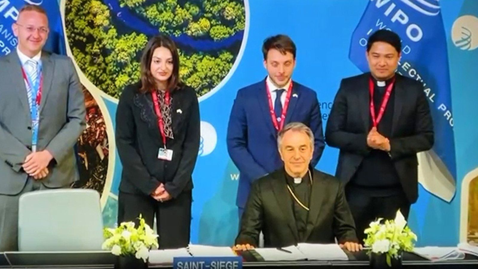 Monseñor Ballestrero, en la firma del Tratado