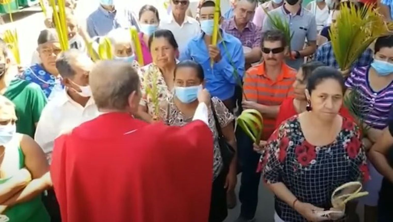 Un sacerdote hondureño arranca las mascarillas a los fieles, y les prohíbe entrar en misa de Ramos con ellas
