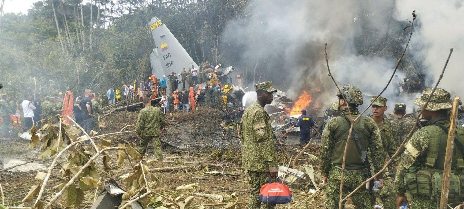 Miembros del ejército se reúnen en el lugar donde se estrelló un avión militar colombiano en Puerto Leguizamo, Putumayo, Colombia