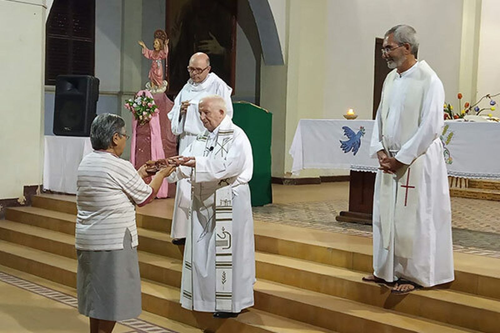 El cardenal Cañizares celebrando en Requena, Perú