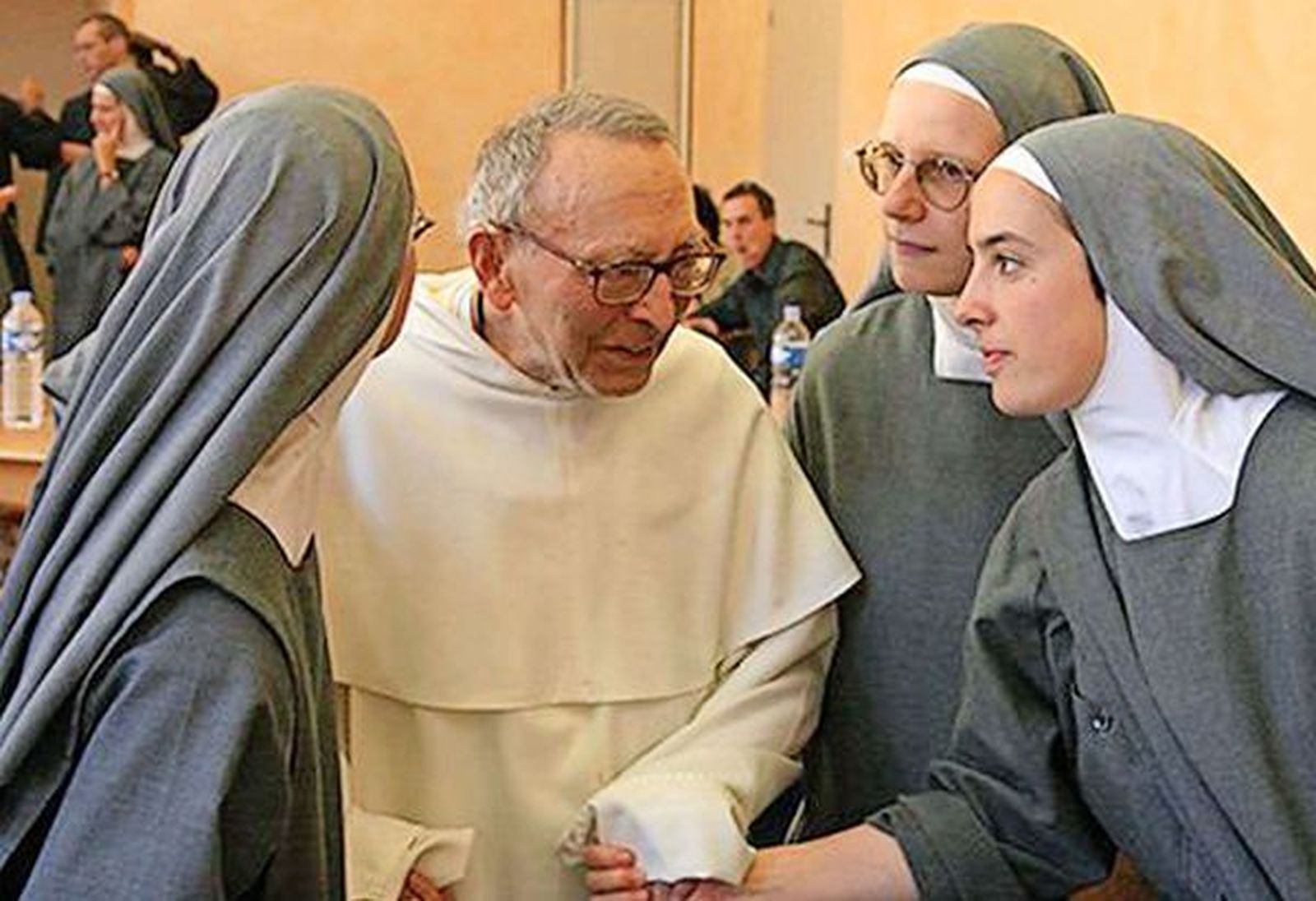 El padre Marie-Dominique Philippe con algunas religiosas de la rama femenina