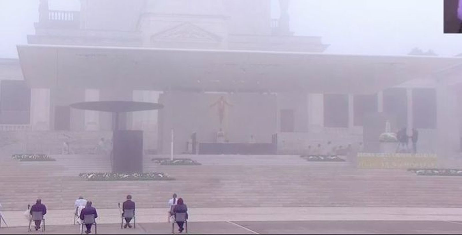 Pocos fieles pudieron seguir la ceremonia