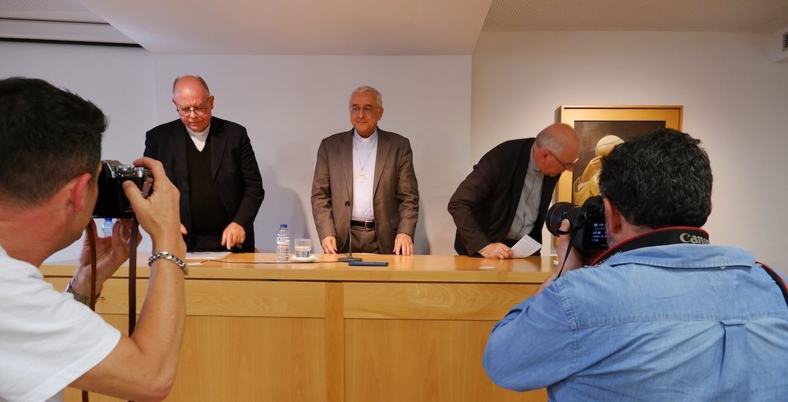 El presidente de la Conferencia Episcopal, José Ornelas (centro) y el vicepresidente, Virgílio Antunes (derecha)