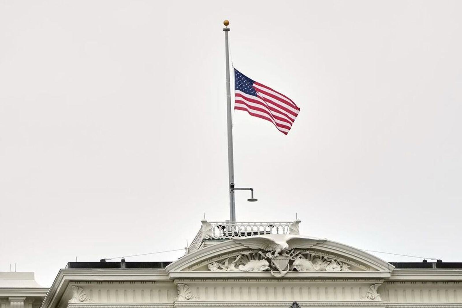 Banderas estadounidenses de luto por Francisco