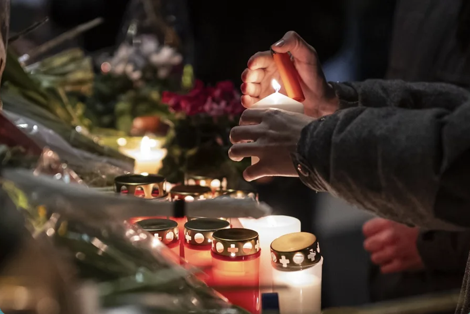 Flores y velas en memoria de las víctimas
